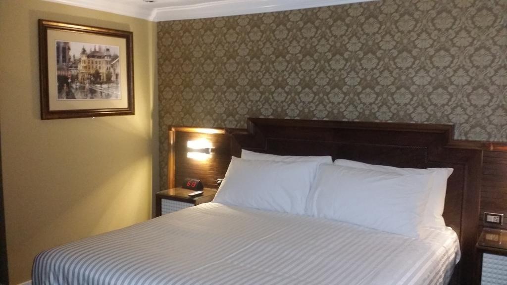 The Deluxe Hotel Ванкувър Екстериор снимка