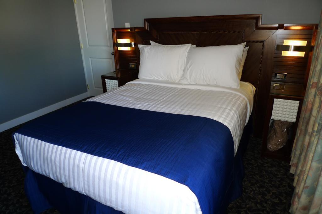 The Deluxe Hotel Ванкувър Стая снимка