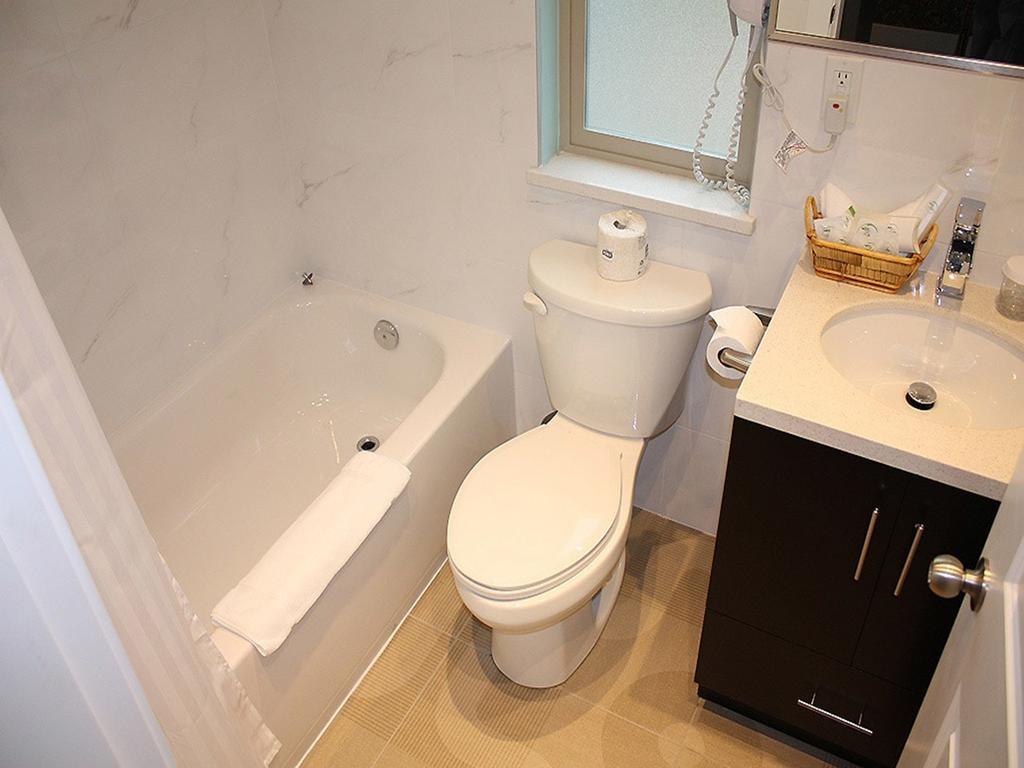 The Deluxe Hotel Ванкувър Екстериор снимка