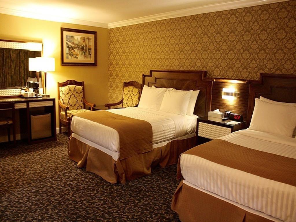 The Deluxe Hotel Ванкувър Екстериор снимка