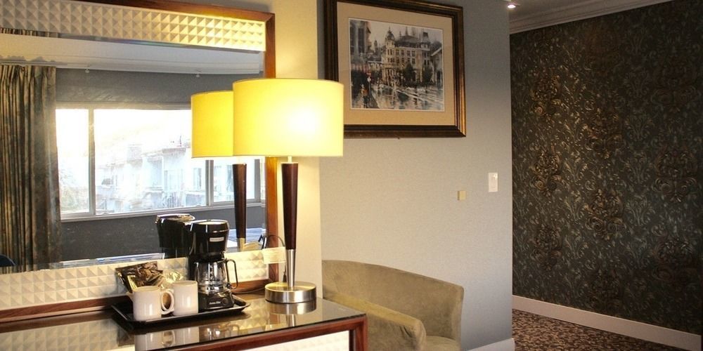The Deluxe Hotel Ванкувър Екстериор снимка